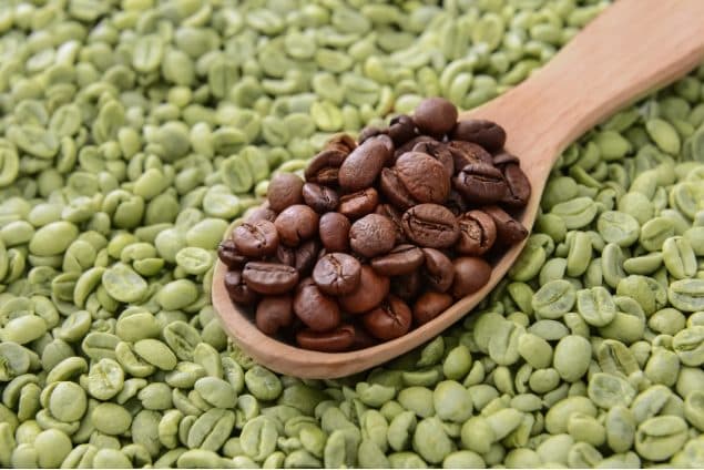 Granos de café verde y tostado